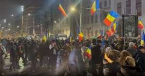 Protestatarii au pornit în marş spre Guvern